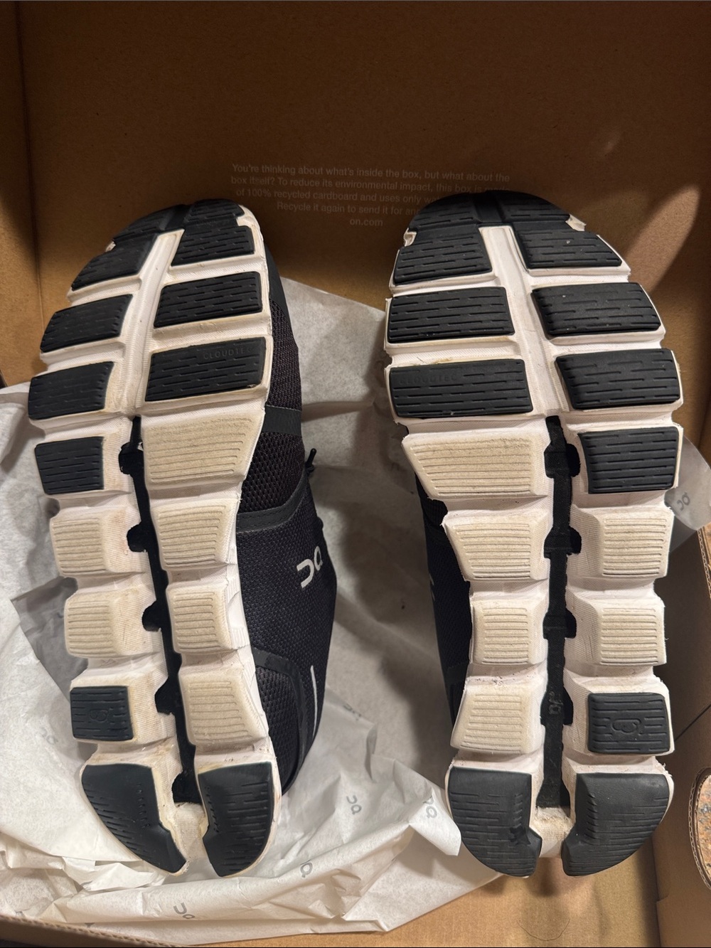 On Running Woman’s Sneakers in Black and White Size 8 - Picture 3 of 4